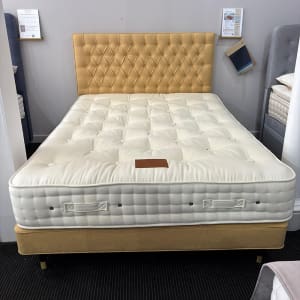 Hypnos Organic 4 Shallow Divan Set With Eleanor Headboard Hemel Hempstead Branch Ex Display: Standard Kingsize - 150x200cm